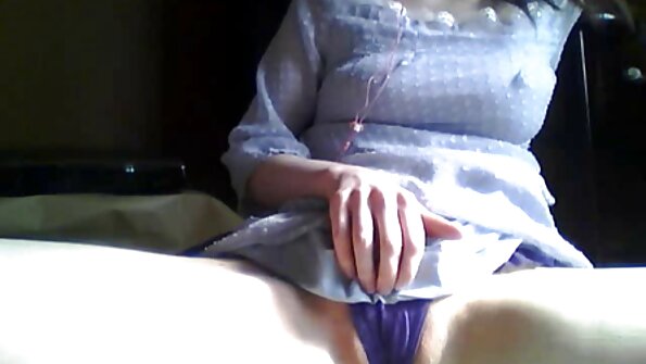 Aufgeregte Dame zieht reife nackt ihre Unterwäsche aus und beginnt zu masturbieren